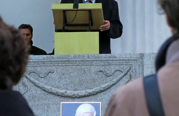 Tovarišu Kajetanu Koviču v slovo  je na  pogrebni slovesnosti na ljubljanskih Žalah spregovoril pesnik Ciril Zlobec, trdoživi Kraševec,  še zadnji živi avtor epohalnih Pesmi štirih