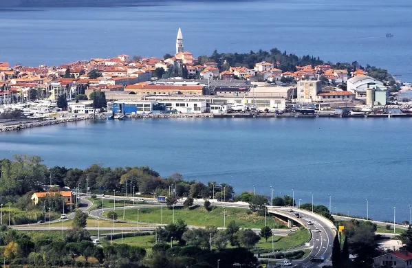 Komisija za nagrade  je letos prvič podelila študentsko nagrado Maksa Fabianija za delo z naslovom Prožen obalni rob - Izola vzhod, ki  na inovativen in neobremenjen način predstavi več možnih oblik revitalizacije ter sanacije dela slovenske obale od