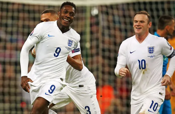 Danny Welbeck (levo) in Wayne Roney sta zrežirala zasuk Angležev