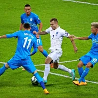 Slovenski reprezentanti (v modrih dresih) so v prvem polčasu zaustavili Angleže, v drugem pač ne
