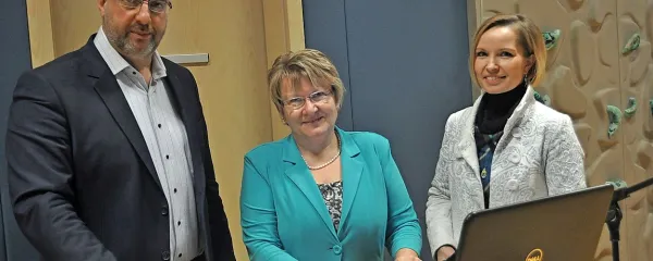 Dr. Ranko Rajović, Ksenija Dujec in Tanja Podgornik (z leve) pozdravljajo NTC metodo učenja, ki pri otrocih spodbuja kreativnost in uporabo znanja   