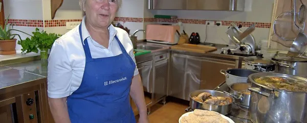 Marija Tušar je ob koncih tedna med lonci