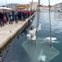 Istrsko Madonno so spustili v morje