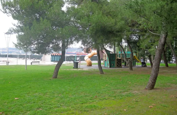 Koprska plaža je je urejena, čistijo jo petkrat na teden, a se je na njej otrok vseeno zbodel z odvrženo injekcijsko iglo