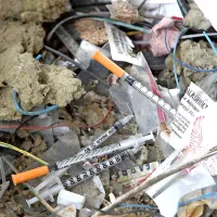 Kljub temu, da uporabniki drog uporabljen injekcijski pribor lahko oddajo pri Društvu Svit Koper, se igle pojavljajo tudi na javnih površinah 