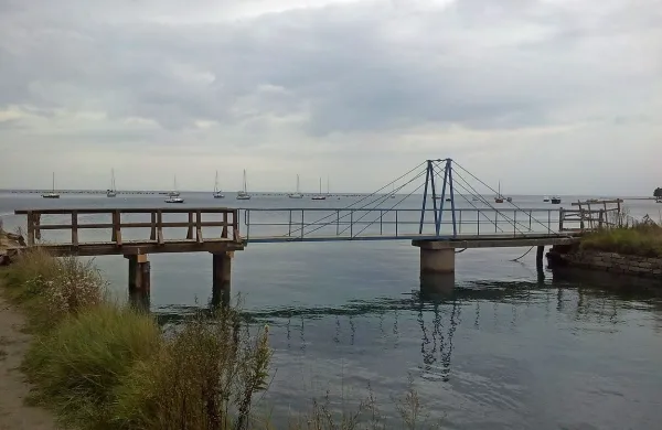 Most na čelnem nasipu Strunjanskih solin čez potok Roja je spet odprt