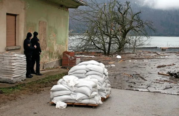 Na Planinskem polju se gladina vode še postopoma zvišuje, vendar za zdaj ni nobene nevarnosti, da bi poplavila najnižje ležeče objekte