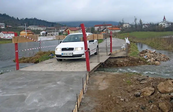 Prekopali so tudi cesto med Knežakom in Koritnicami,  da se lahko voda z južne strani ceste po prekopu preliva v veliko jezero med Knežakom in Bačem 