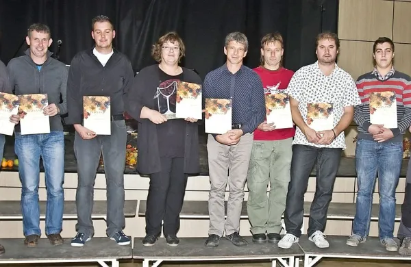 Vinarji, ki so letos pridelali najboljše mlado vino na komenskem Krasu (od leve): Silvan Grmek, Marjan Mržek, kmetija Furlan, Franko Fabjan, Ivo Kobal, Andrej Grmek, Vojko Masten, Bojan Uhelj in Edvin Ščukovt