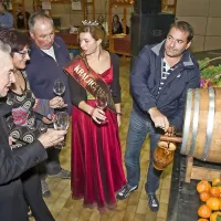 Krst in prvo pokušino mladega vina iz javno odprtega soda so izpeljali Anton Požar, predstavnika domačega društva Erika Rojc in Marjan Grmek ter Katrin Štoka in Marko Bandelli