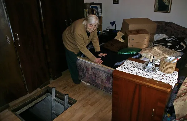 Zora Malečkar kaže, kako se je ob postelji v temi prebila do kuhinje in pri tem stopala le nekaj centimetrov od  privzdignjenega pokrova jame, skozi katero je bruhala voda. Če pokrova ne bi zadržal divan, ki je bil na njem, bi gospa  lahko padla v jamo,