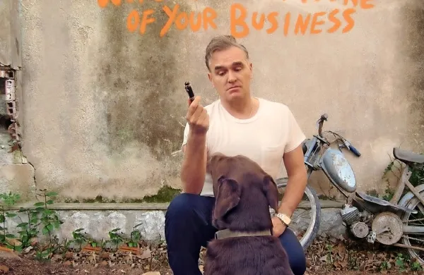 Morrisseya se tudi na novem albumu ponaša z  bistroumnimi in duhovitimi stihi, polnimi  jedke družbene in politične kritike