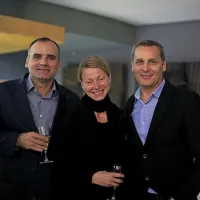 Režiser predstave Dino Mustafić (levo), ob njem gosta iz mariborske Drame, igralka  Nataša Matjašec Rošker in Danilo Rošker, direktor SNG Maribor 