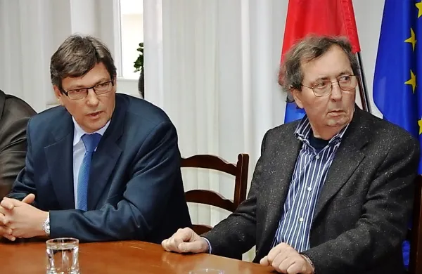 Enrico Galassi: “Upamo, da bomo gradbeno pogodbo z Adriaingom podpisali še ta teden. Takoj zatem se bomo lotili dokončanja  valobrana.” 