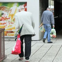 Velik del kupcev v trgovinah z živili v središču mesta so starejši, ki nimajo možnosti nakupovanja v trgovskih središčih 