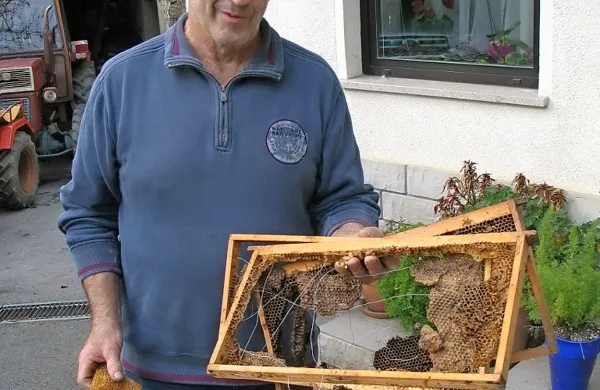 Gabrijel Makovec z ostanki čebeljega pridelka