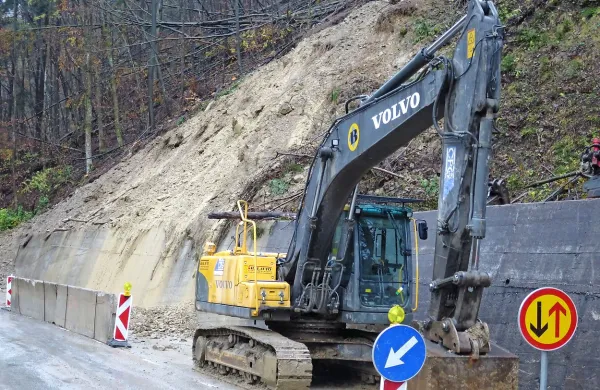 Zemeljski plaz se je na cesto Idrija-Žiri sprožil na istem mestu kot v začetku novembra