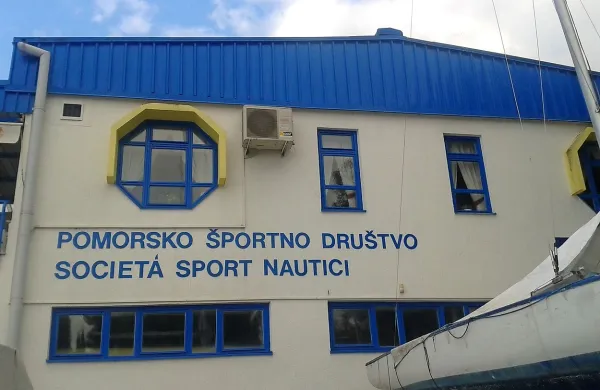 Čigava je stavba Zveze pomorskih društev Koper, sodniki še razsojajo. Sedaj pa je na sodišču tudi spor, ali naj zveza vrne denar, ki ga je za vzdrževanja stavbe dajala Marina Koper.