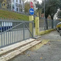 Slobodan Radujko je prepričan, da jim nagaja tudi občina in kaže na gradbene posege, ki so jih ob zadnji obnovi promenade izvedli delavci in jim onemogočili izhod z dvorišča