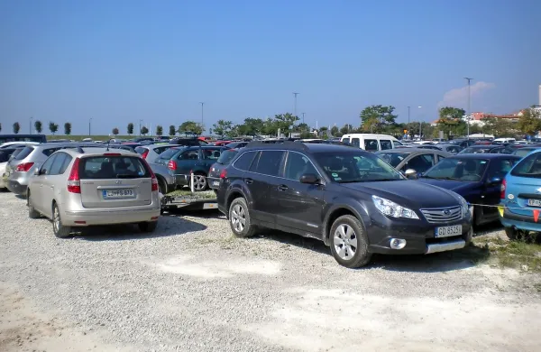 Takole je dovolj prostora za avto in prikolico. Oh, če lahko on tako parkira, skupaj s prikolico, lahko tudi jaz.