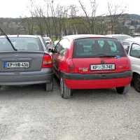Nova družabna igra: Zlezi v avto, če moreš. Morda bi šlo skozi prtljažnik.