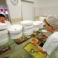 Zaradi stoječega dela, prisilne drže in naporov so lahko zdravju nevarna tudi dela v kuhinjah 