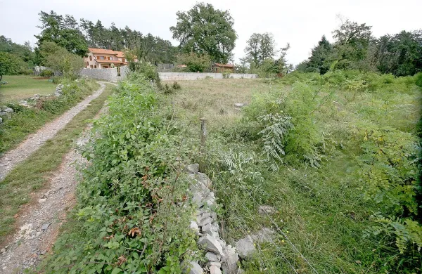 V komenski občini se še posebej izrazito urejanje prostora ne konča na robu naselij, saj je turizem kot pomembna gospodarska panoga močno odvisna od videza pokrajine, pa tudi od urejenih kolesarskih in drugih poti 
