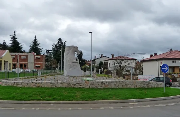 Kamnito skulpturo na  krožišču v Sežani je izklesal štajerski kipar. Nekateri  ocenjujejo, da upodobljeni lipicanec, ki se ga je prijelo ime Crazy horse (Nori konj),  izraža premalo plemenitosti, kakršna je značilna za lipicance  