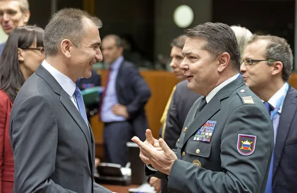 Obrambni minister Janko Veber (levo) meni,  da bi se morala  Slovenijo ponovno vključiti  v evropski pomorski  boj proti piratom ob somalijski obali in v Indijskem oceanu, imenovano Atalanta