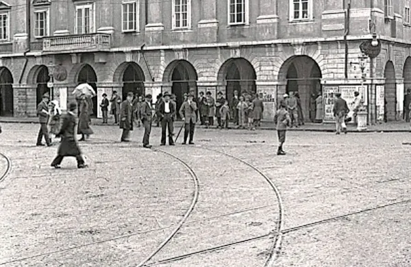 Na podstre&scaron;ju v Trstu odkrili mali fotografski zaklad