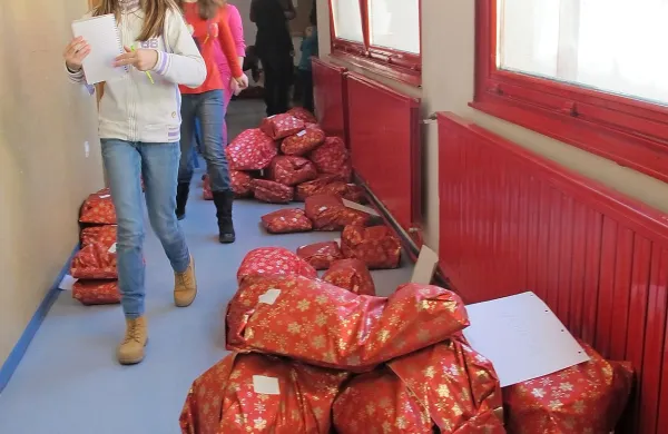 Tako so lani  pripravili darila, zbrana v akciji Podari upanje. Razveselila so skoraj 300 otrok.   