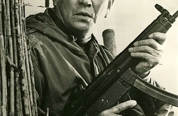 Japonski filmski veteran Ken Takakura je umrl, so danes sporočili iz Tokia