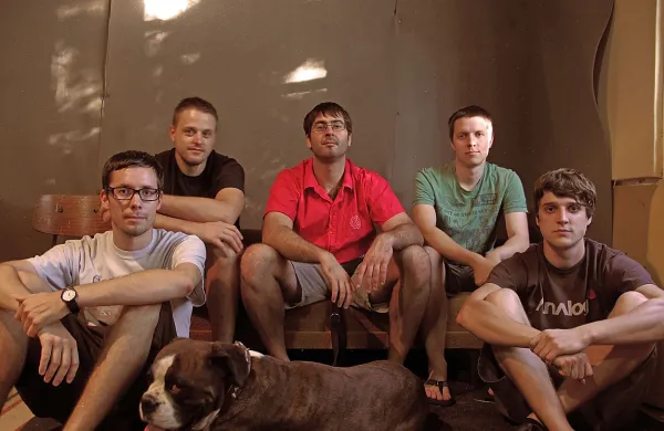  V soboto zvečer  bodo nastopili The Hoax program (na fotografiji ) in  Bring on the vanguards