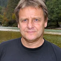 Valter Mlekuž: “Izklicna cena 1,14 milijona evrov je po mojem mnenju previsoka glede na stanje naprav na Kaninu. Žaršče, ki se tudi prodaja v tem sklopu,  pa je obremenjeno s stavbno pravico Euroinvesta v višini 1,1 milijona evrov.”