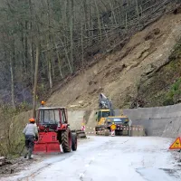   Večji plaz nad Marofom ni kriv za zaporo ceste proti Žirem