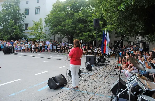 Manj vzgojiteljev in učiteljev