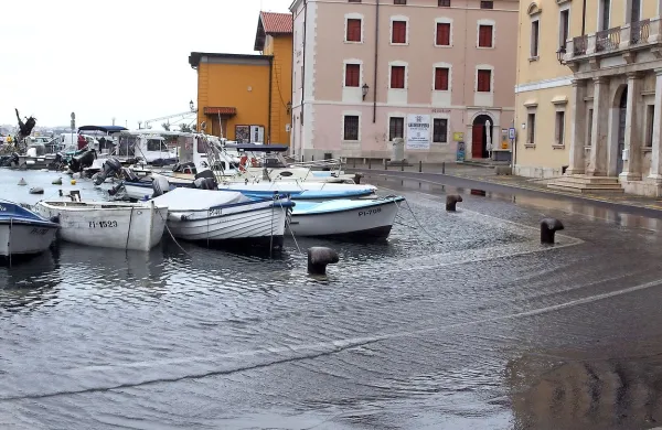 V Piranu je morje zaradi povišanega plimovanja in južnega vetra zalilo nižje ležeče dele obale