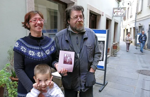 Pesnica Barbara Motoh Bračanov  s sinom Tobijo  in slikar, oče in nono, Marjan Motoh pred svojim ateljejem  