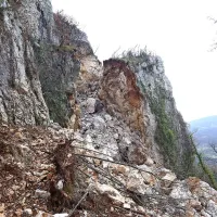 Tako se je januarja debela stena nad Bezovico povsem odmaknila od Kraškega roba. Razpoka je zdaj široka šest metrov. 