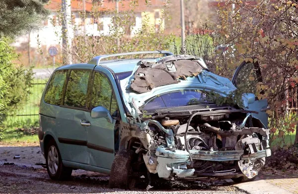 V križišču na Ajševici je okoli 10.30 močno počilo. Foto: Leo Caharija.