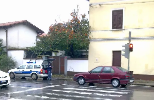V Šempetru je voznik avta včeraj  na prehodu zadel starejšega pešca
