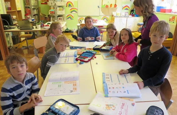  Vsi zavraški šolarji od 1. do 4. razreda in učiteljica Darja Kogovšek se lahko usedejo za eno mizo 
