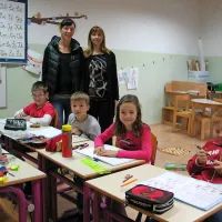“Statistika je ena stvar, vsaka šola pa ima popolnoma svojo zgodbo,” pravi ravnateljica OŠ Dobravlje (stoji desno), kjer bi ukinili podružnici v Šmarjah in v Vrtovinu. 