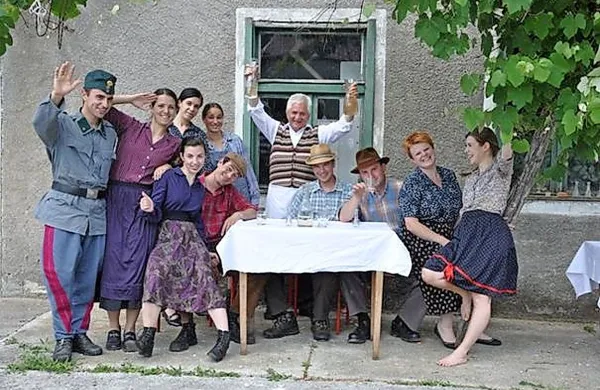 Film Bo ben taku, da bo prou bo oživil brkinske običaje, oblačila in govorico, gledalce pa zagotovo tudi nasmejal