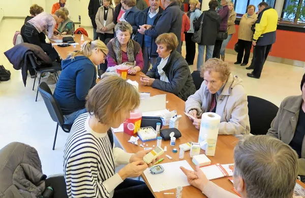 Merjenje sladkorja, holesterola in kisika v krvi v Kosovelovem domu v Sežani. Zanimanja je bilo za preglede vse tri ure veliko.

