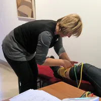 Merjenje gleženjskega indeksa,  s katerim  ugotavljajo prekrvavitev 