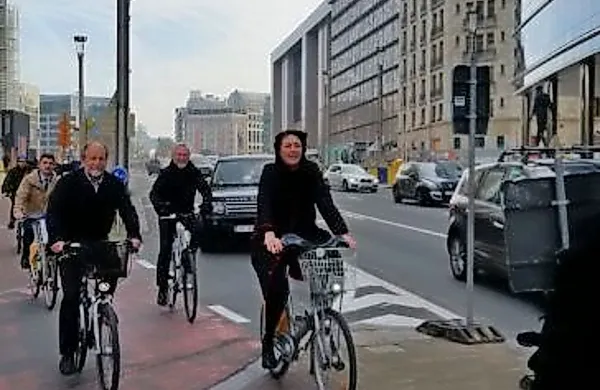Violeta Bulc se je  Evropski parlament pripeljala s kolesom