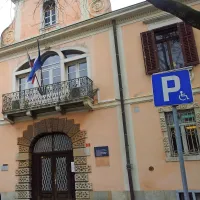 Poznavalci razmer namigujejo, da je minister za javno upravo s “pravo izbiro” preprečil ustoličenje nekoga, prek katerega bi lahko določene lokalne interesne skupine vplivale na pomembne odločitve v pristojnosti upravne enote
