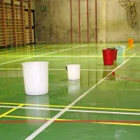 Ni moč postaviti dovolj veder, da bi ujela vso vodo, ki pronica skozi razpokano streho 