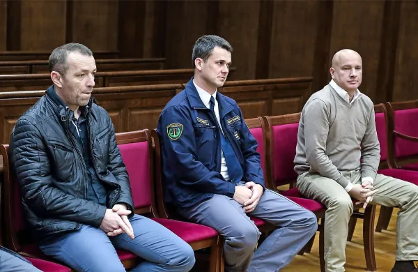 Igorja Jerota (prvi z leve) so pazniki pripeljali iz zapora na Dobu, z njim je na zatožni klopi Leon Duraković 